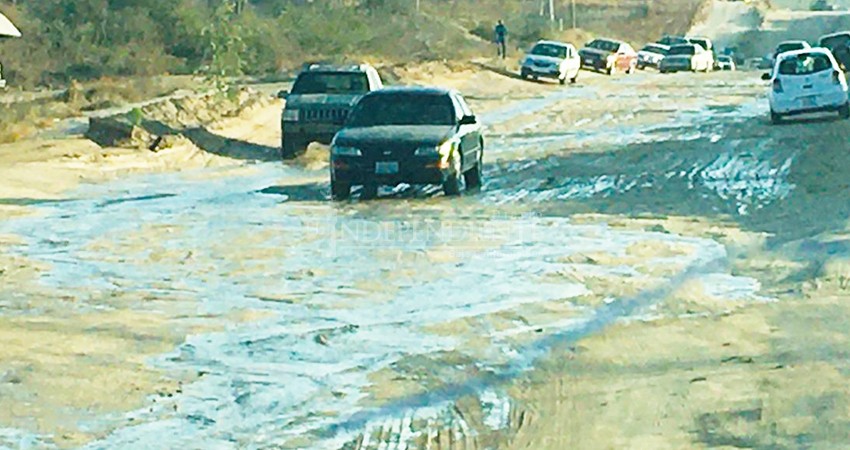 En un pantano de aguas negras se convirtió la calle Nicolás Tamaral 