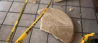 Cliente de cafetería en CSL causa destrozos por pedirle usar cubrebocas