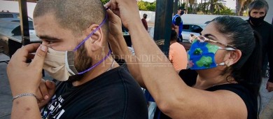 Voluntarios en Loreto regalan cubrebocas y exigen agua potable