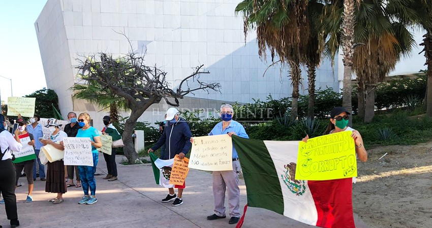 Entre manifestaciones a favor y en contra, transcurrió la gira de AMLO por Los Cabos  