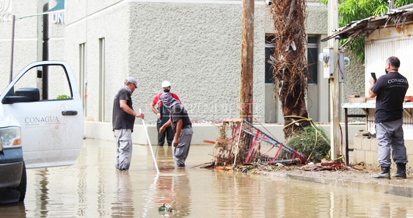 Centro histórico sumergido en fétidos olores, aguas negras y lodo 