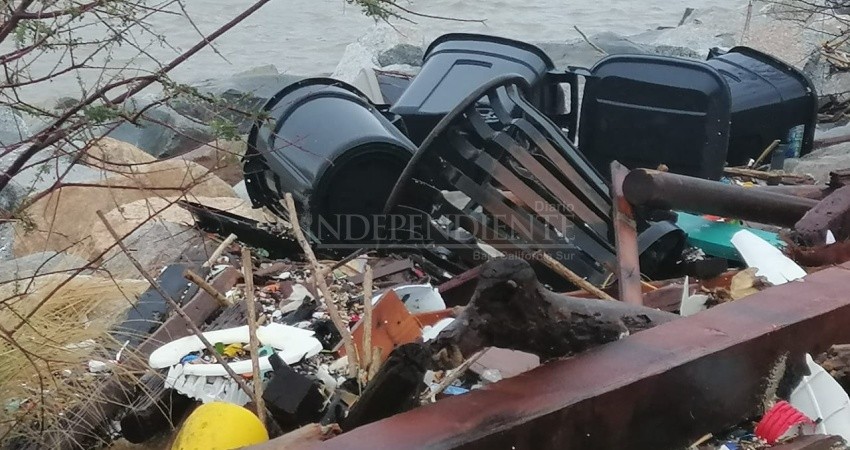Contaminan playas de CSL con basura y cacharros que arrastró “Genieveve”