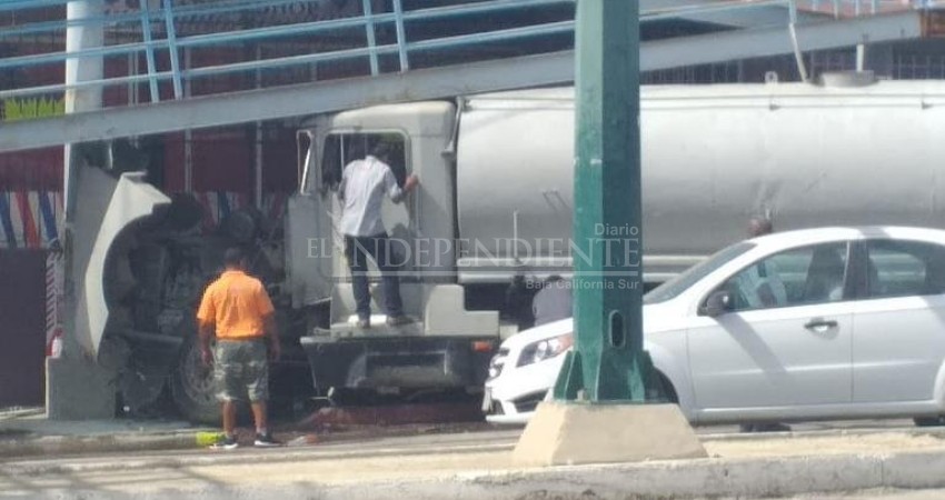 Choca camión con puente peatonal en CSL 