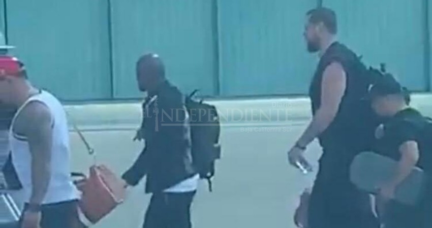Captan llegada del avión privado del boxeador Floyd Mayweather a CSL