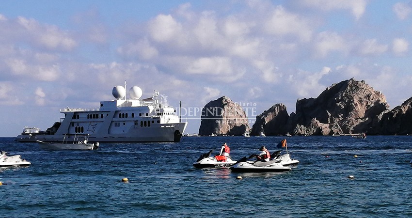 Mega yates visitan bahía de Cabo San Lucas