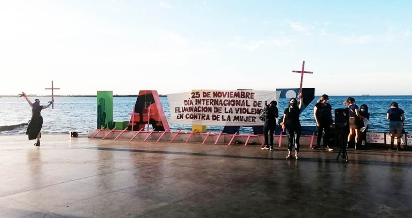 Clausuran letras de La Paz en manifestación contra violencia hacia las mujeres