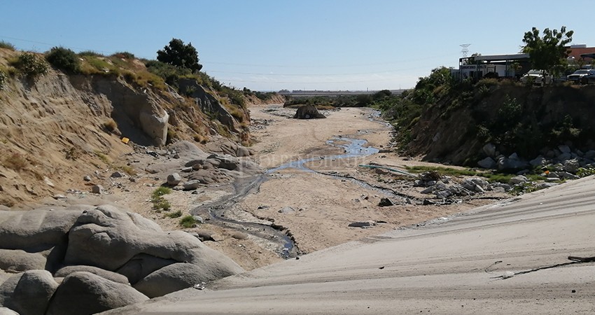 Pantanos de aguas negras en arroyo El Salto Seco 