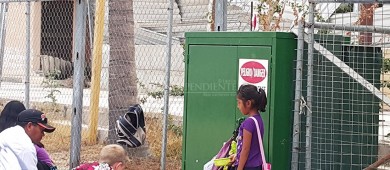 Menores de edad “franelean” en semáforos de CSL