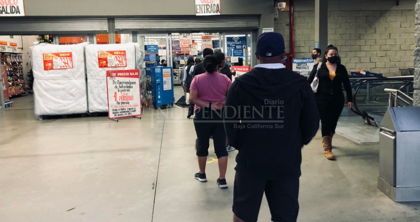 Compras navideñas desatan aglomeraciones en supermercados