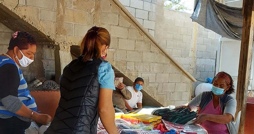 La ayuda no se detiene: turistas extranjeros reparten regalos navideños  