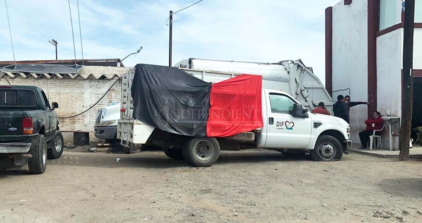 Estalla de nuevo conflicto laboral en Comondú: trabajadores clausuran palacio municipal