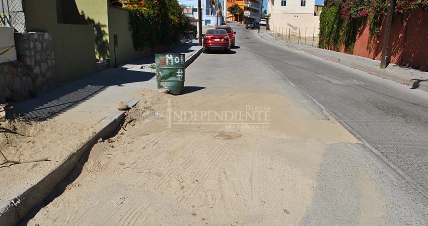 Tapan un bache, pero ocasionan otros dos, aseguran vecinos del centro de SJC 