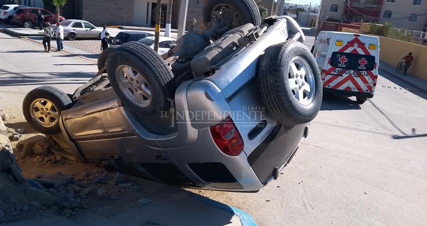 Camioneta se estrella frente a un hospital