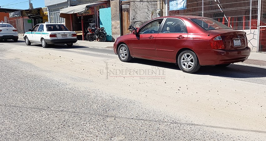 No es asfalto, es tierra y escombro: así se arreglan los baches en CSL  