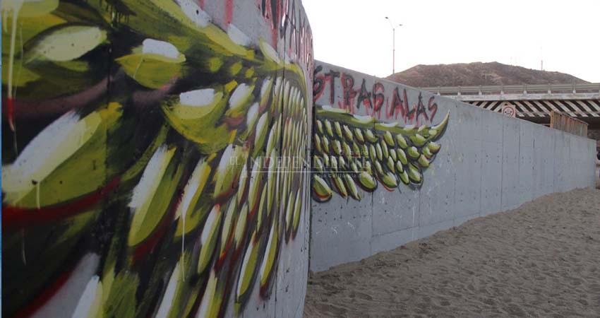 Mediante arte y cultura en el muro de Costa Azul, persiste la sociedad en derribarlo 