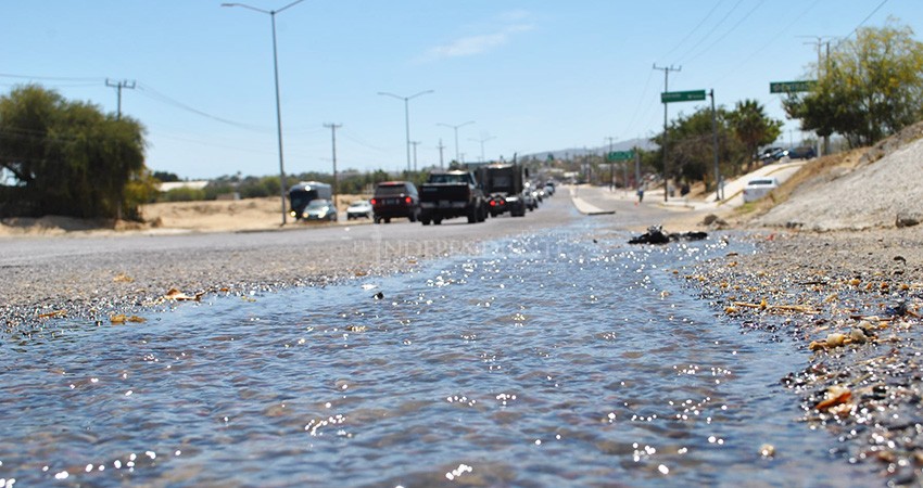 Fuga de aguas negras crea "arroyo" en carretera Transpeninsular  