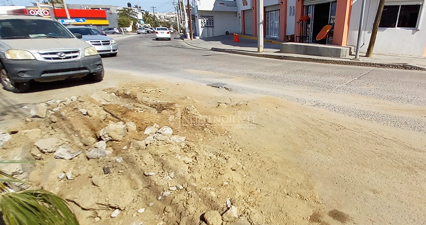 OOMSAPAS destruye calle de vecinos que recolectaron firmas para su bacheo