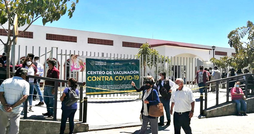 Paceños buscan vacuna anticovid en Todos Santos 