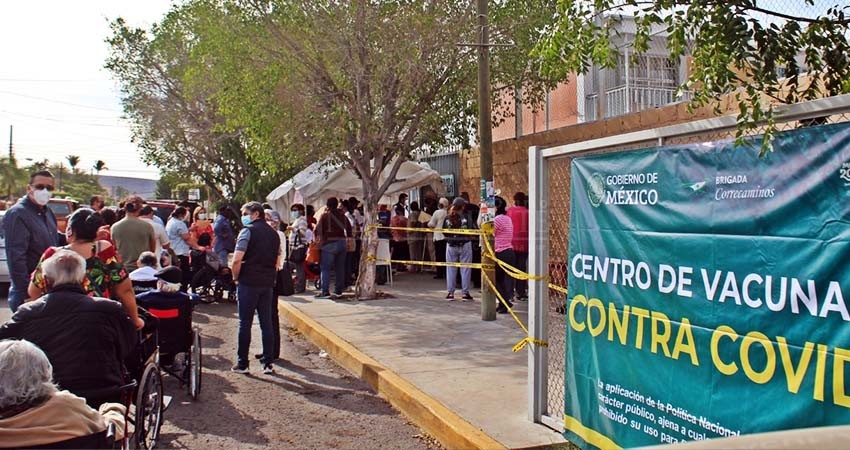 Adultos mayores abandonan centro de vacunación La Paz por mala logística