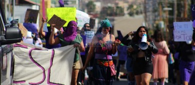 Con marcha y performance, protestan mujeres de CSL