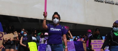 Con marcha y performance, protestan mujeres de CSL