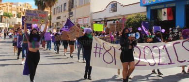 Con marcha y performance, protestan mujeres de CSL