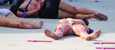 Con marcha y performance, protestan mujeres de CSL