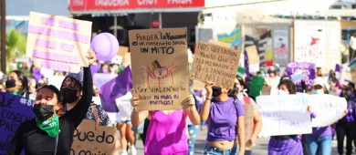 Con marcha y performance, protestan mujeres de CSL