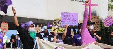 Con marcha y performance, protestan mujeres de CSL