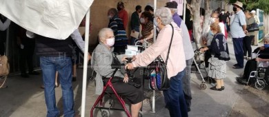 Aglomeraciones en el inicio de vacunación en la zona urbana en La Paz