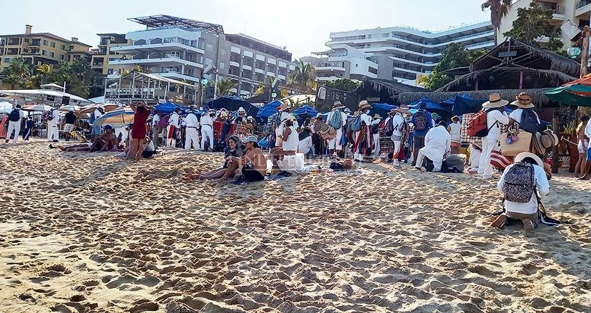 Vendedores ambulantes abarrotan playas y zonas turísticas de Los Cabos 