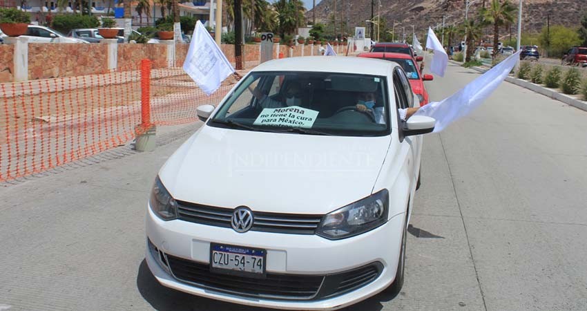 Médicos desfilan por vacunación para colegas del sector privado