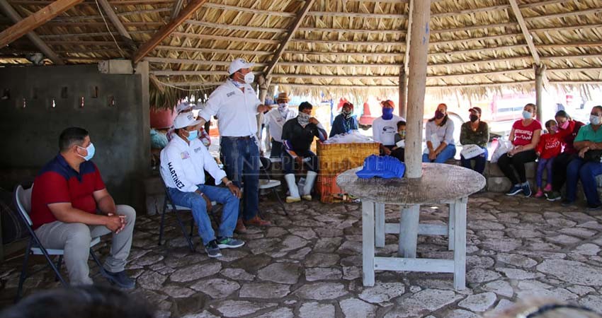 Llega Ricardo Barroso hasta San Evaristo; compromete mejorar caminos rurales para reactivar economía de productores