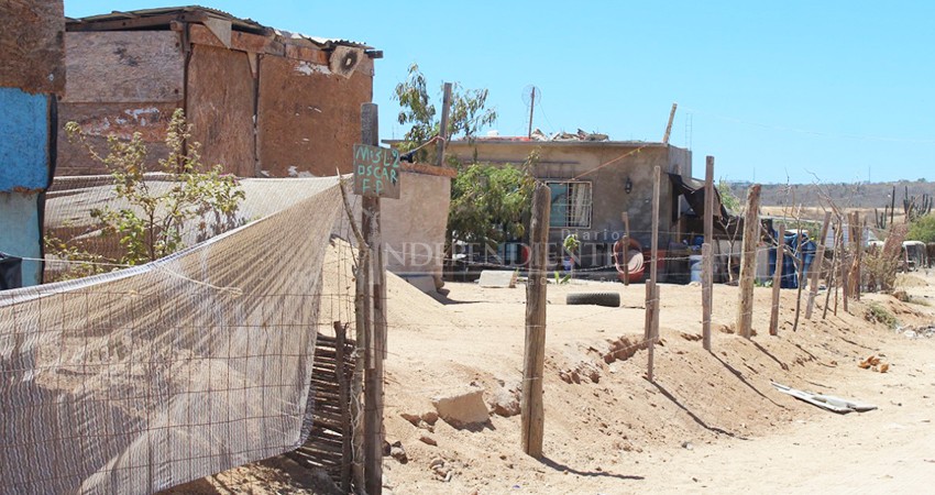 Los candidatos ya están politizando las pipas de agua en invasiones, denuncian residentes