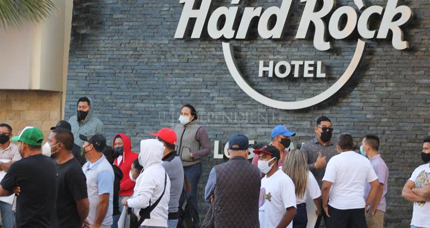 Irrumpen afiliados a la CROC con manifestación en instalaciones del Hotel Hard Rock