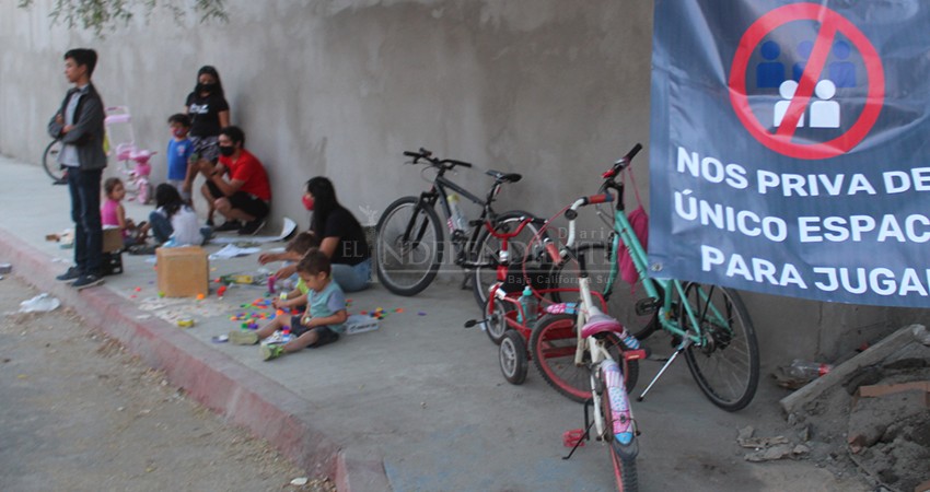 Toman vecinos de El Manglito la calle Rangel; exigen el parque prometido por el Ayto