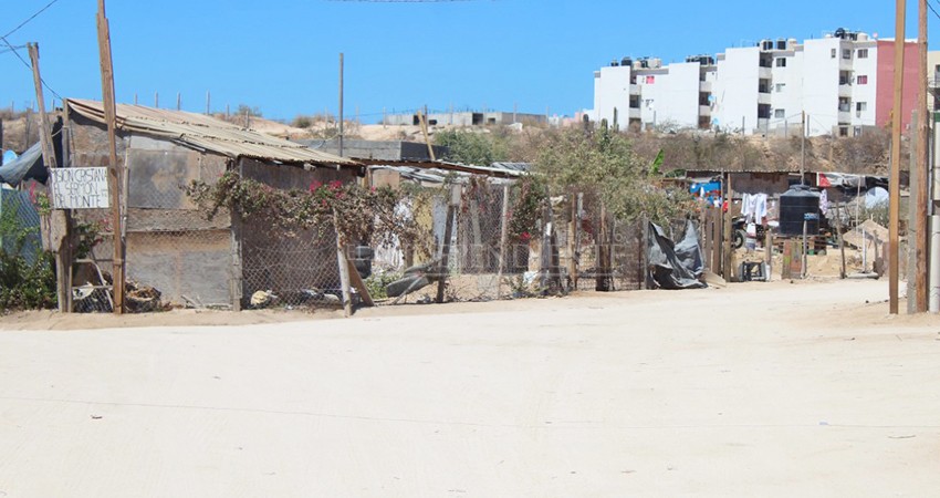 Agua y energía eléctrica, la incertidumbre de las familias de la invasión López Obrador