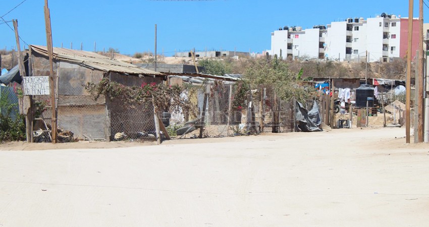 Agua y energía eléctrica, la incertidumbre de las familias de la invasión López Obrador