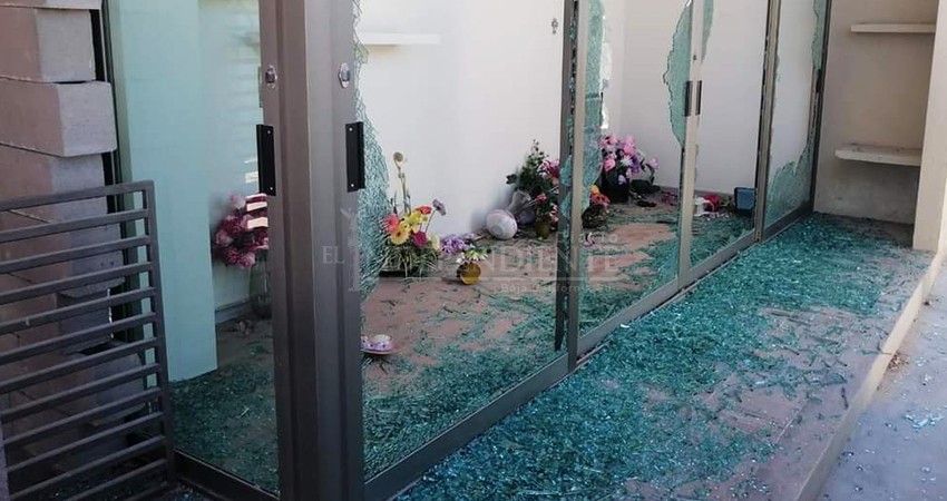 Vandalizan sepulcros de Jardines del Recuerdos; directora se niega  atender a familiares tumbas afectadas   