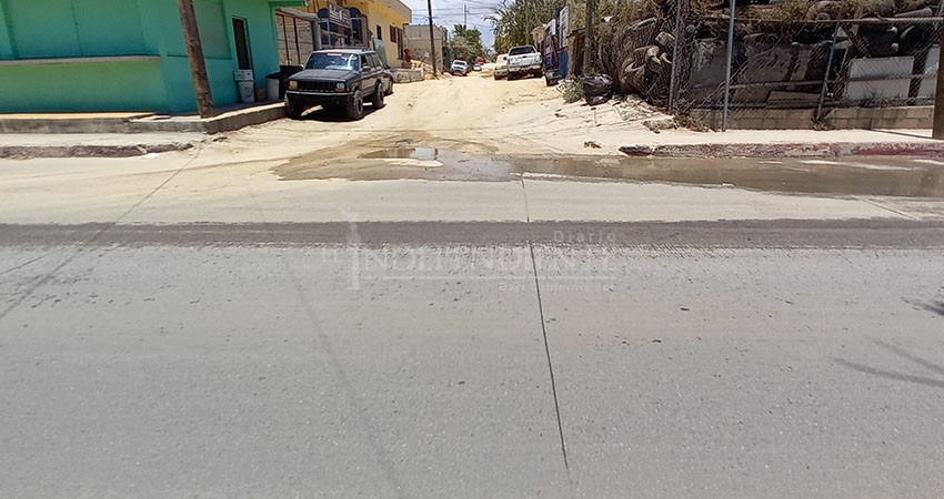 Vecinos amenazan con bloquear calles si no se reparan los baches de las avenidas