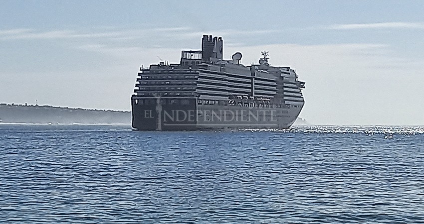 Sorpresiva visita de un crucero a la bahía de Cabo San Lucas 