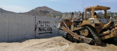 Cae el muro de Costa Azul en SJC