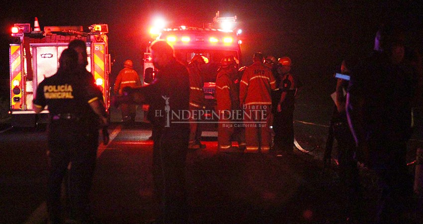 Carretera se tiñe de rojo; tres muertos por volcadura en la Mesa de Santa Anita 