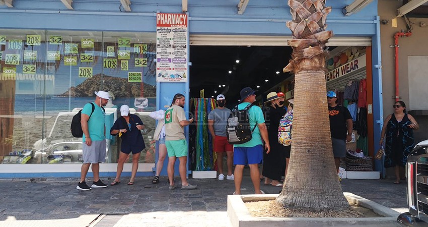 En Los Cabos los turistas se pasean sin cubrebocas y nadie dice nada