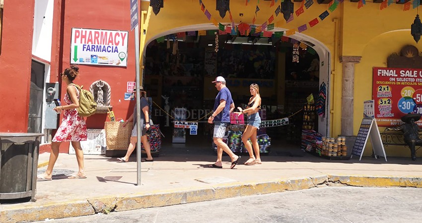 En Los Cabos los turistas se pasean sin cubrebocas y nadie dice nada