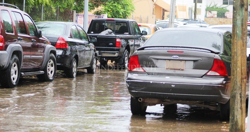 Primeras lluvias de “Enrique” colapsan el drenaje cabeño