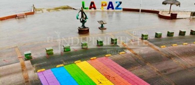 Comunidad LGTBQ+ conmemora orgullo y diversidad con pinta peatonal