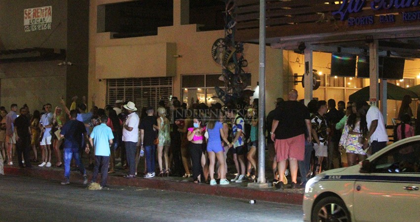 Los Cabos no festejó el 4 de julio, pero los turistas sí y se aglomeraron en las banquetas  