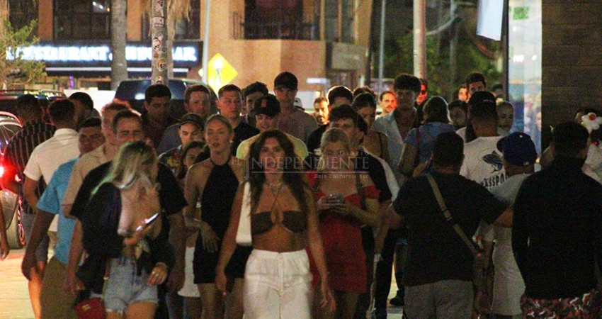 Los Cabos no festejó el 4 de julio, pero los turistas sí y se aglomeraron en las banquetas  