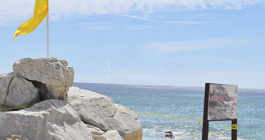 Se mantienen banderas de advertencia en playas de Los Cabos por oleaje elevado